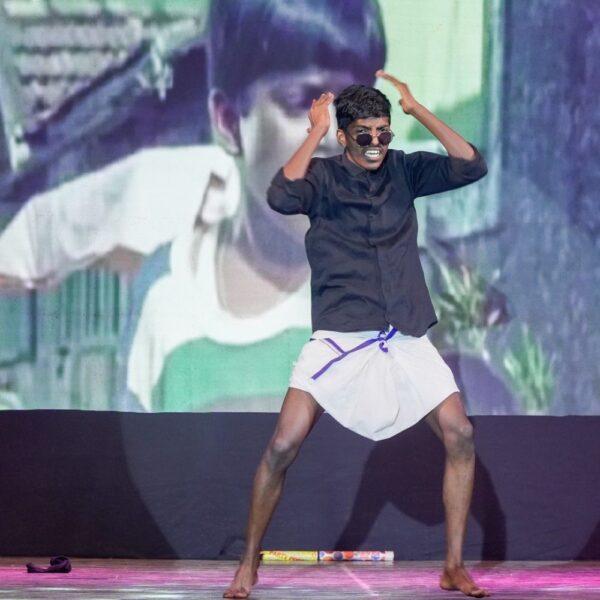 B52bef2f3ae4a49cb6a0ff5dc75b4606 600x600